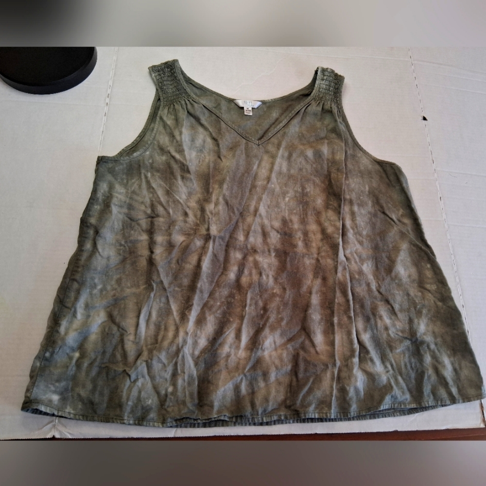 Time & Tru Medium Olive Green Sleeveless Top